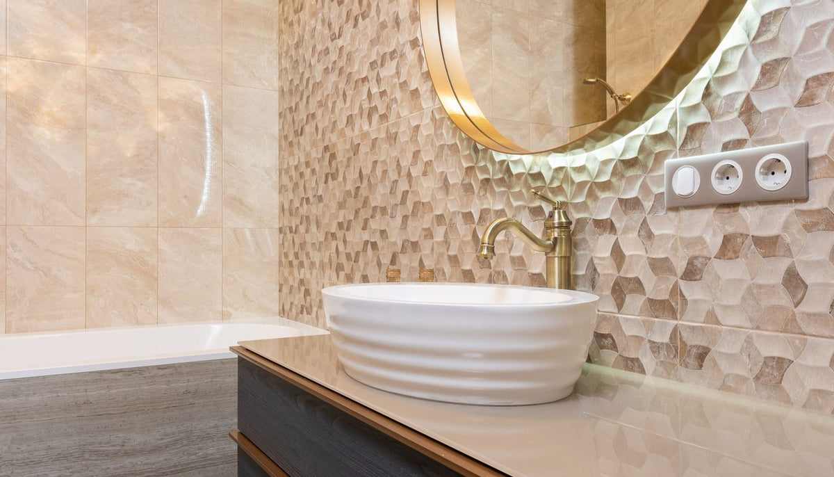 Salle de bain carrelée avec vasque ronde et miroir, joints propres et surfaces sèches