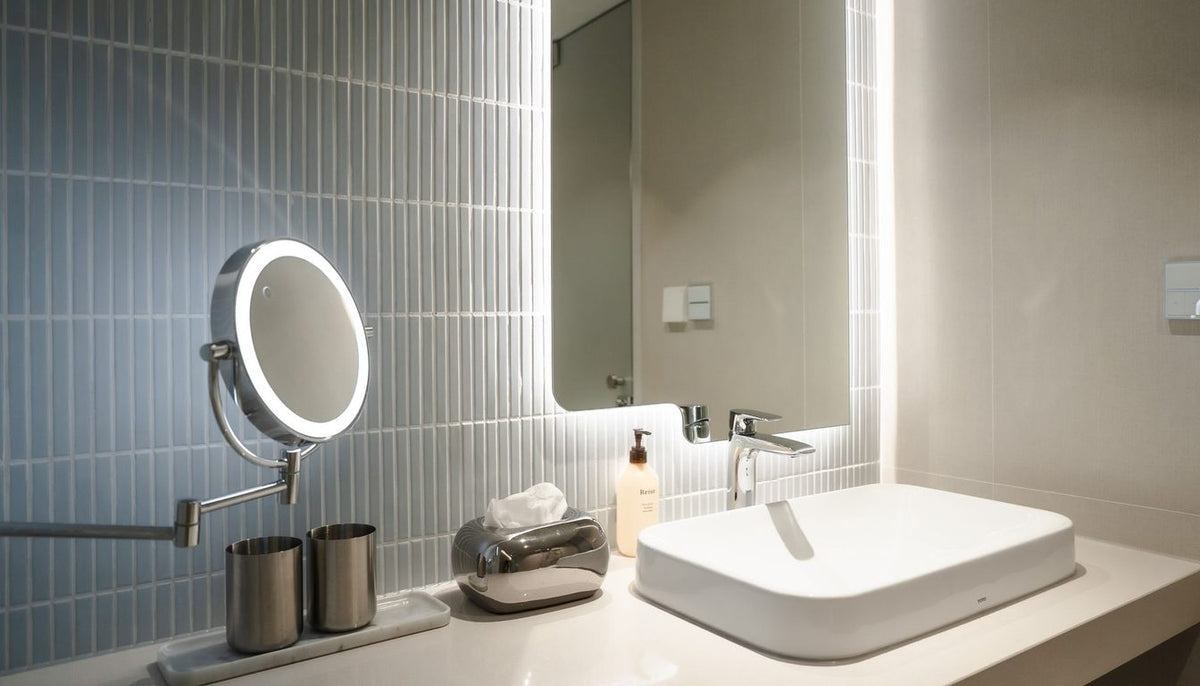 Salle de bain moderne aux tons clairs, vasque blanche et carrelage bleu pâle Image