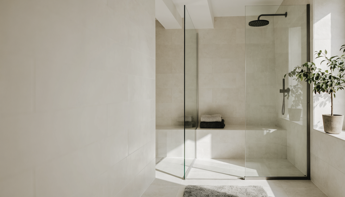 Salle de bain claire avec un tapis gris devant une douche à l italienne