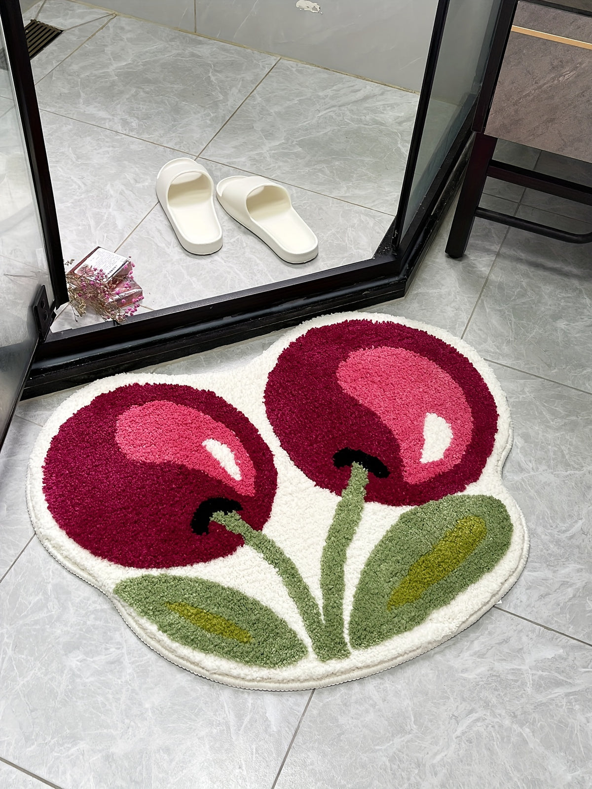 Tapis de salle de bain cerises, découpe tuftée