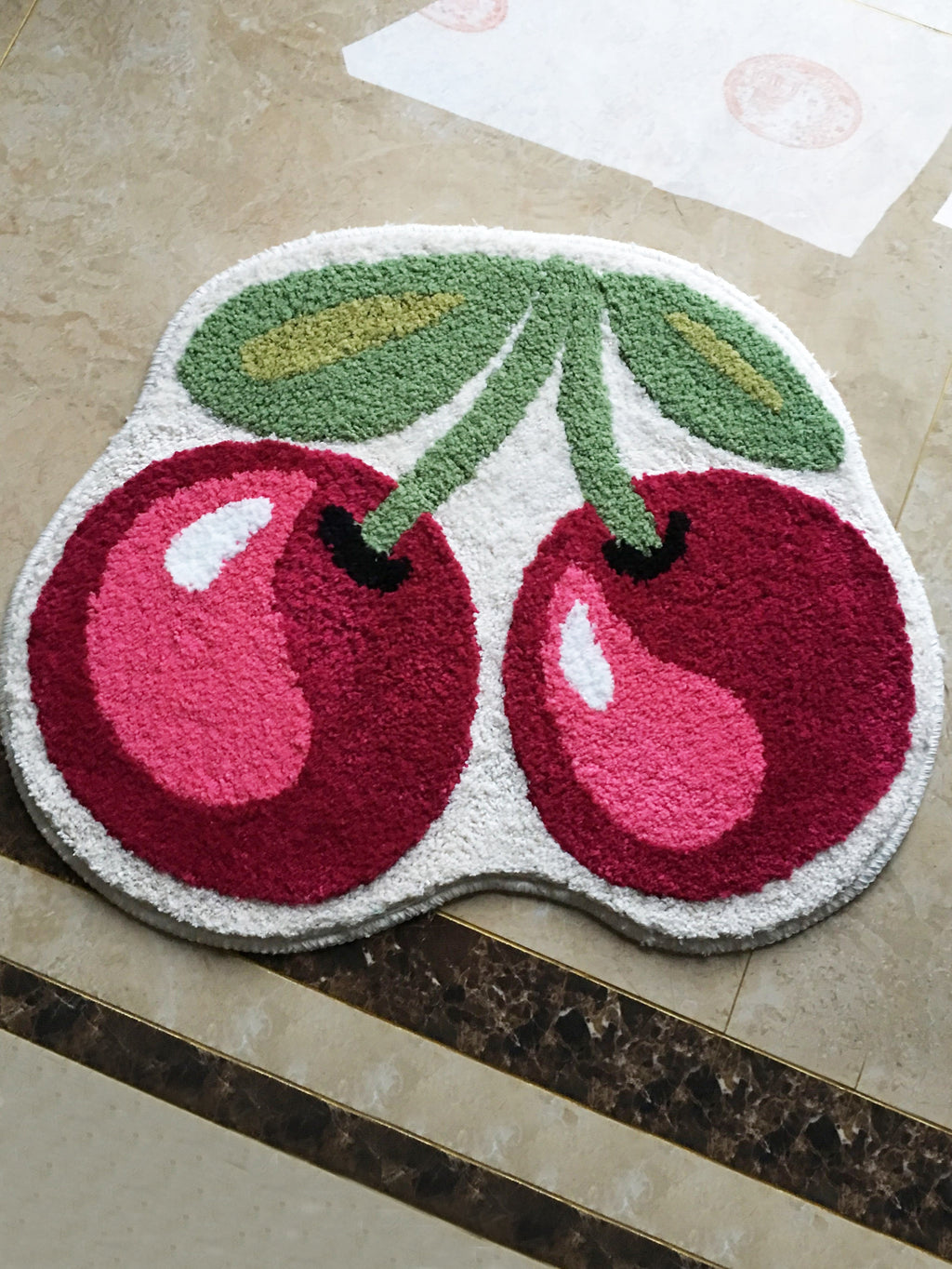 Tapis de salle de bain cerises, découpe tuftée