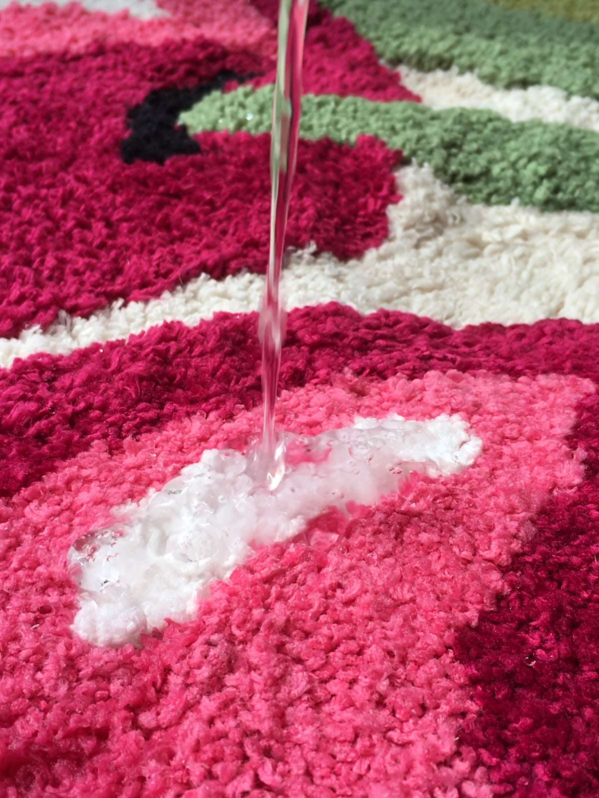 Tapis de salle de bain cerises, découpe tuftée