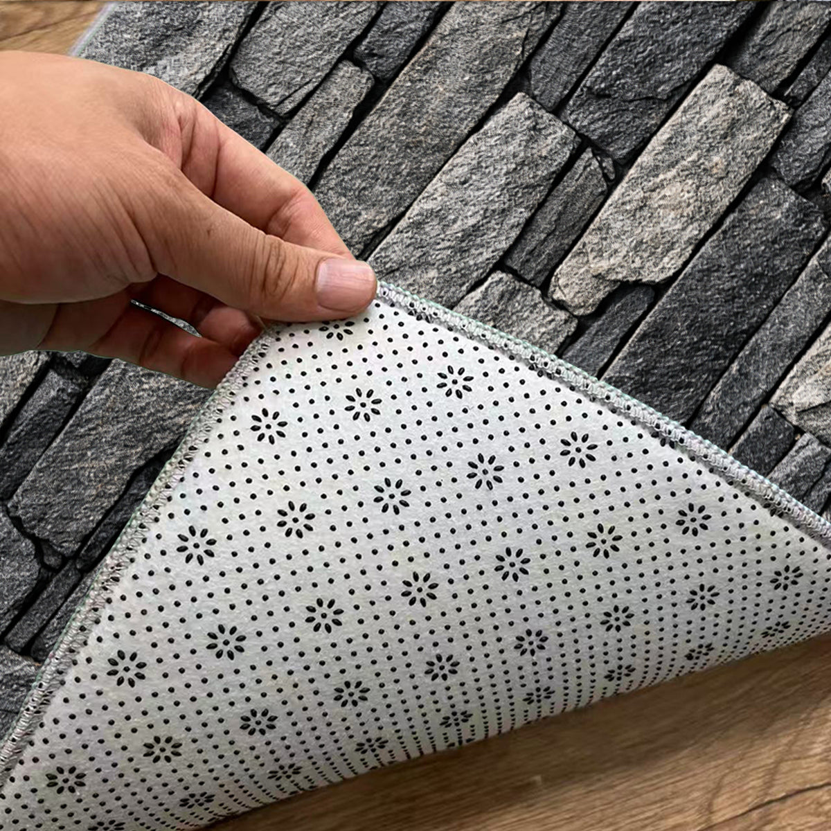 Tapis de salle de bain, mur de pierre empilée