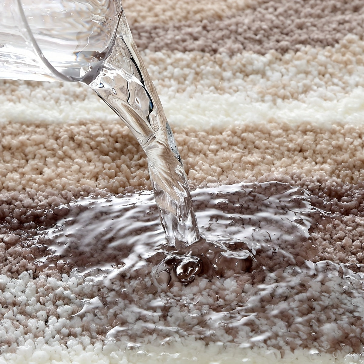 Tapis de salle de bain à strates ondulées
