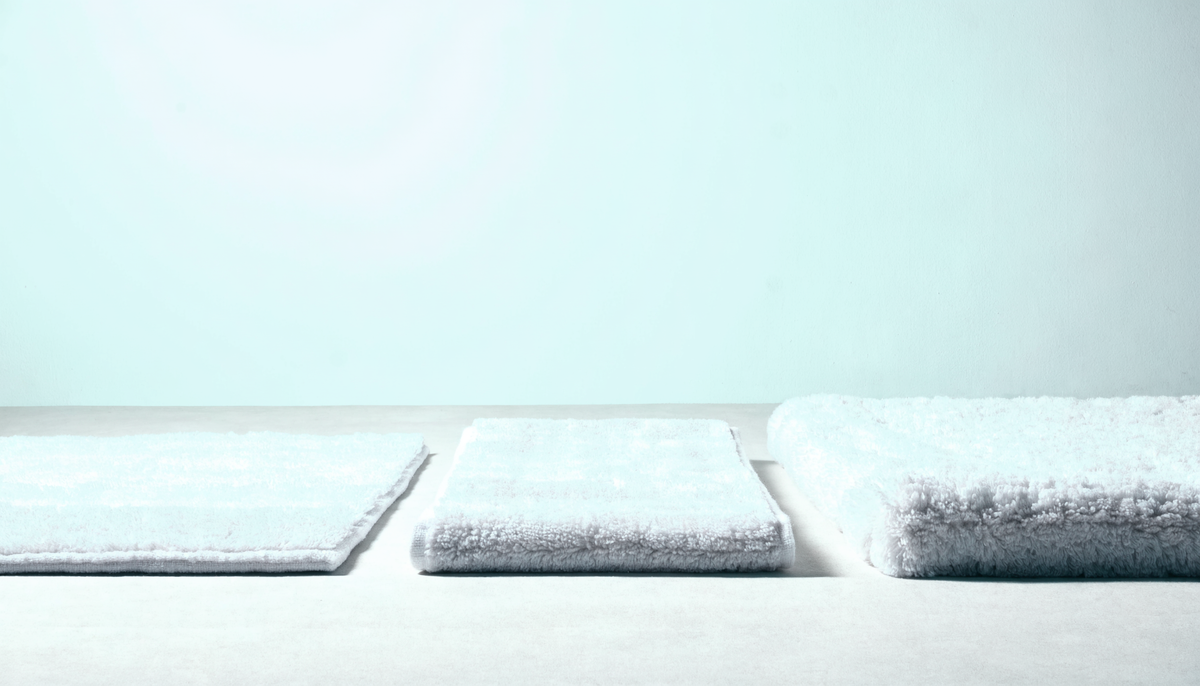 Trois tapis de bain d'épaisseurs différentes, vus de côté
